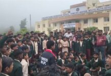 खराब गुणवत्ता वाले खाने को लेकर एकलव्य आवासीय विद्यालय तामिया के छात्रों का धरना प्रदर्शन .. जाने पूरी खबर
