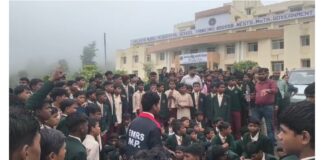 खराब गुणवत्ता वाले खाने को लेकर एकलव्य आवासीय विद्यालय तामिया के छात्रों का धरना प्रदर्शन .. जाने पूरी खबर