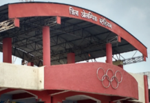 अलोम्पिक ग्राउंड के बैडमिंटन कोर्ट की हालत है खराब । आधी लाइट है बंद । नेट में है छेद