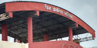अलोम्पिक ग्राउंड के बैडमिंटन कोर्ट की हालत है खराब । आधी लाइट है बंद । नेट में है छेद